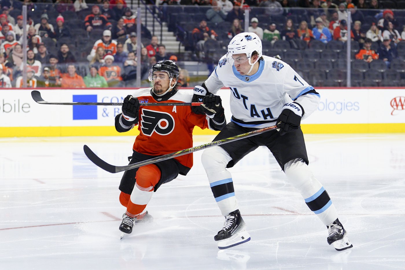 Logan Cooley breaks tie on power play, helps Utah beat the Flyers 4-2 | iNFOnews.ca