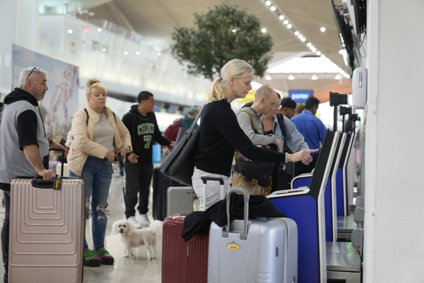 PHOTO COLLECTION: Newark Airport Flight Delays | iNFOnews.ca