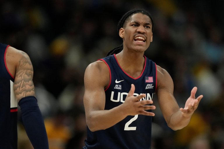 Hurley ejected in final second of Marquette's 68-62 win over No. 4 UConn | iNFOnews.ca