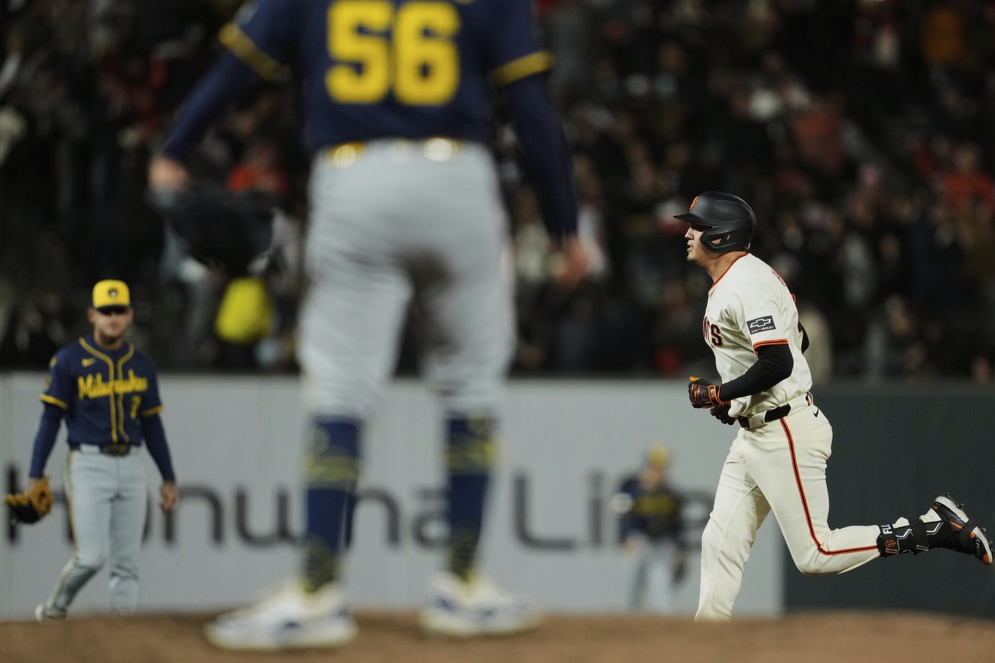 Wilmer Flores hits go-ahead homer and Jung Hoo Lee adds RBI triple as Giants beat Brewers 5-2 | iNFOnews.ca