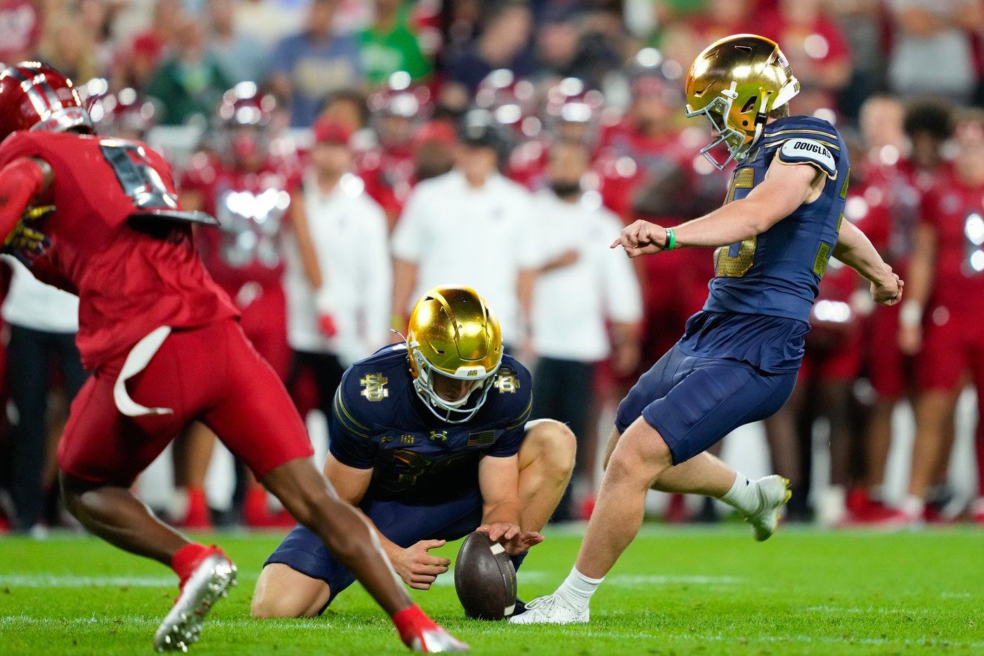 No. 4 Notre Dame overcomes sluggish start to beat Wisconsin 41-13 at Lambeau Field | iNFOnews.ca No. 4 Notre Dame overcomes sluggish start to beat Wisconsin 41-13 at Lambeau Field | iNFOnews.ca