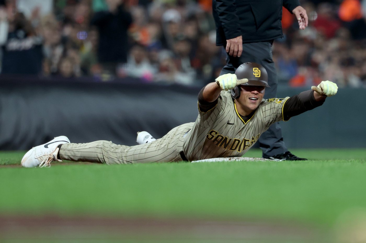 Ray gets 100th career win as Padres hold off Giants 7-5 to maintain wild-card edge | iNFOnews.ca