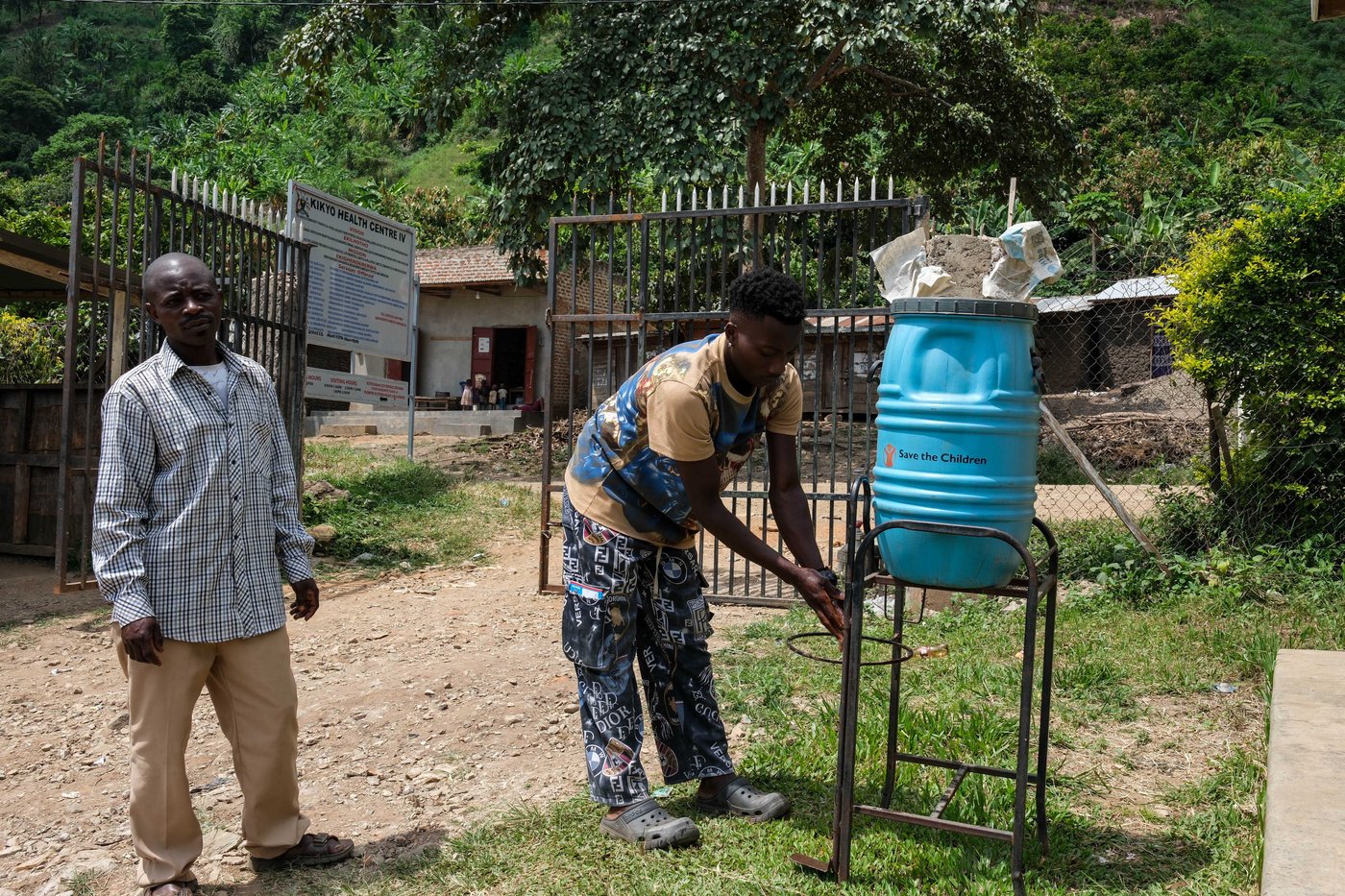 Africa's Ebola outbreaks complicated by victims who prefer traditional healers over hospitals | iNFOnews.ca