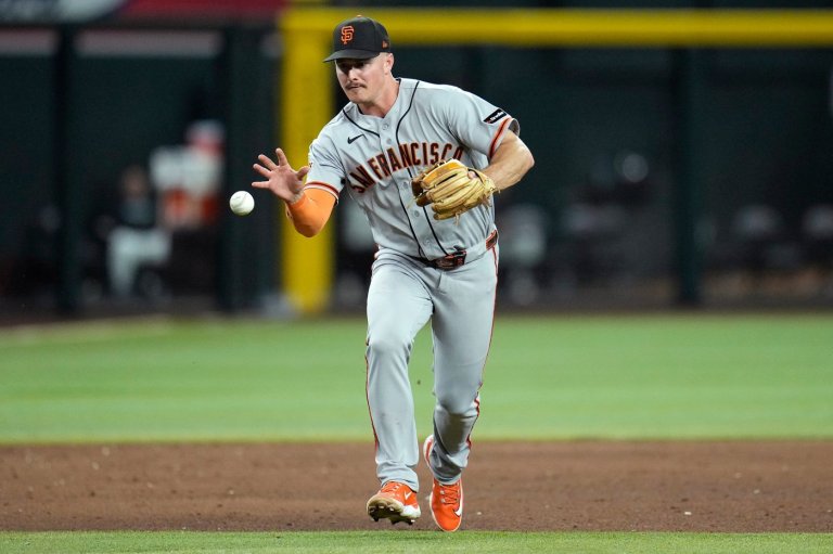 Giants 3B Matt Chapman leaves game with abdominal strain, set for MRI on Wednesday | iNFOnews.ca