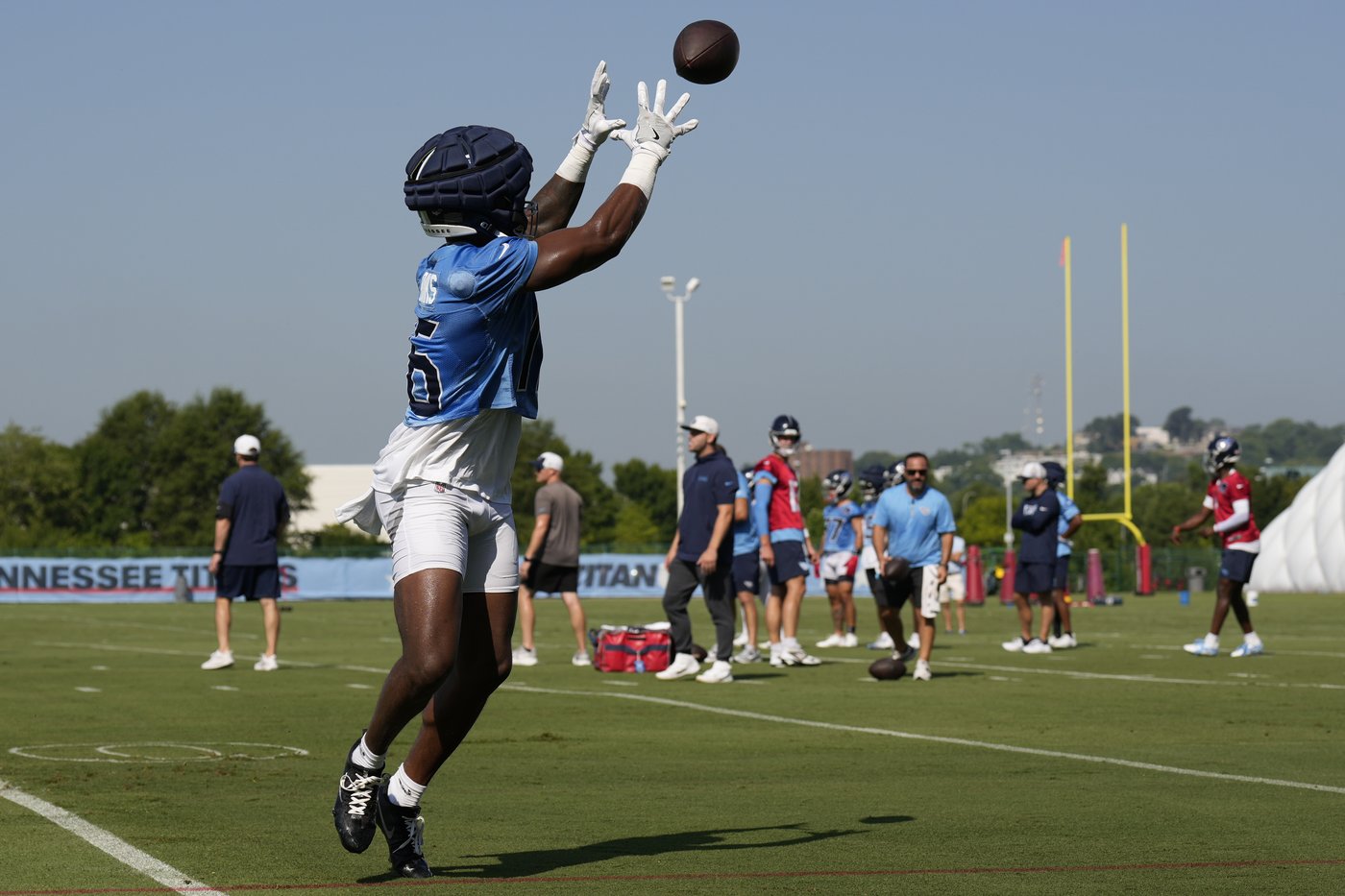 Titans' Treylon Burks suffers right shoulder injury during diving catch | iNFOnews.ca
