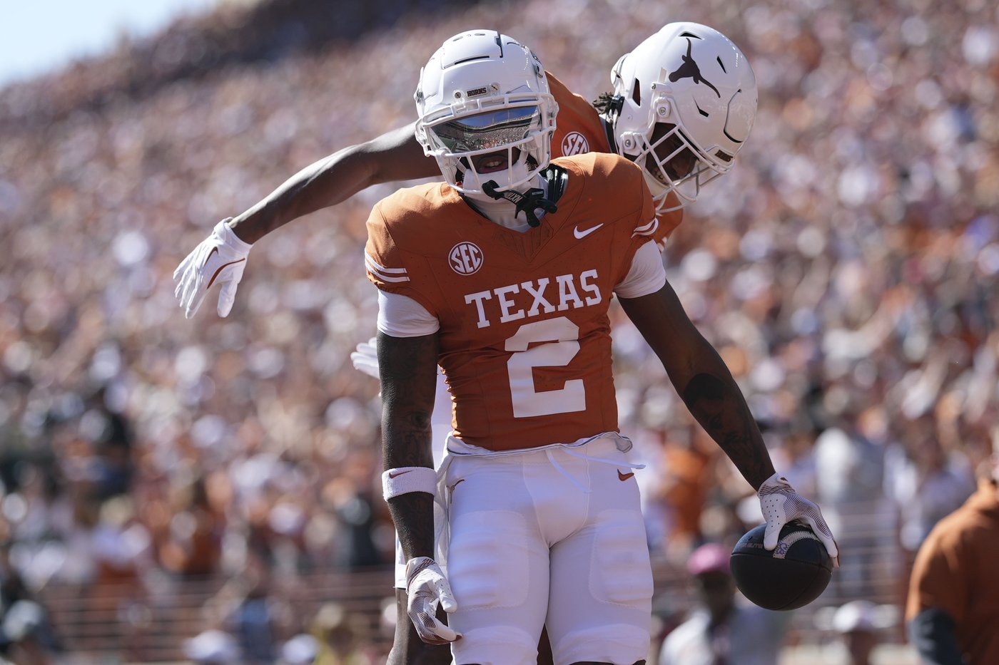 Ewers' 5 TD passes lead No. 5 Texas in 49-17 rout of struggling Florida | iNFOnews.ca