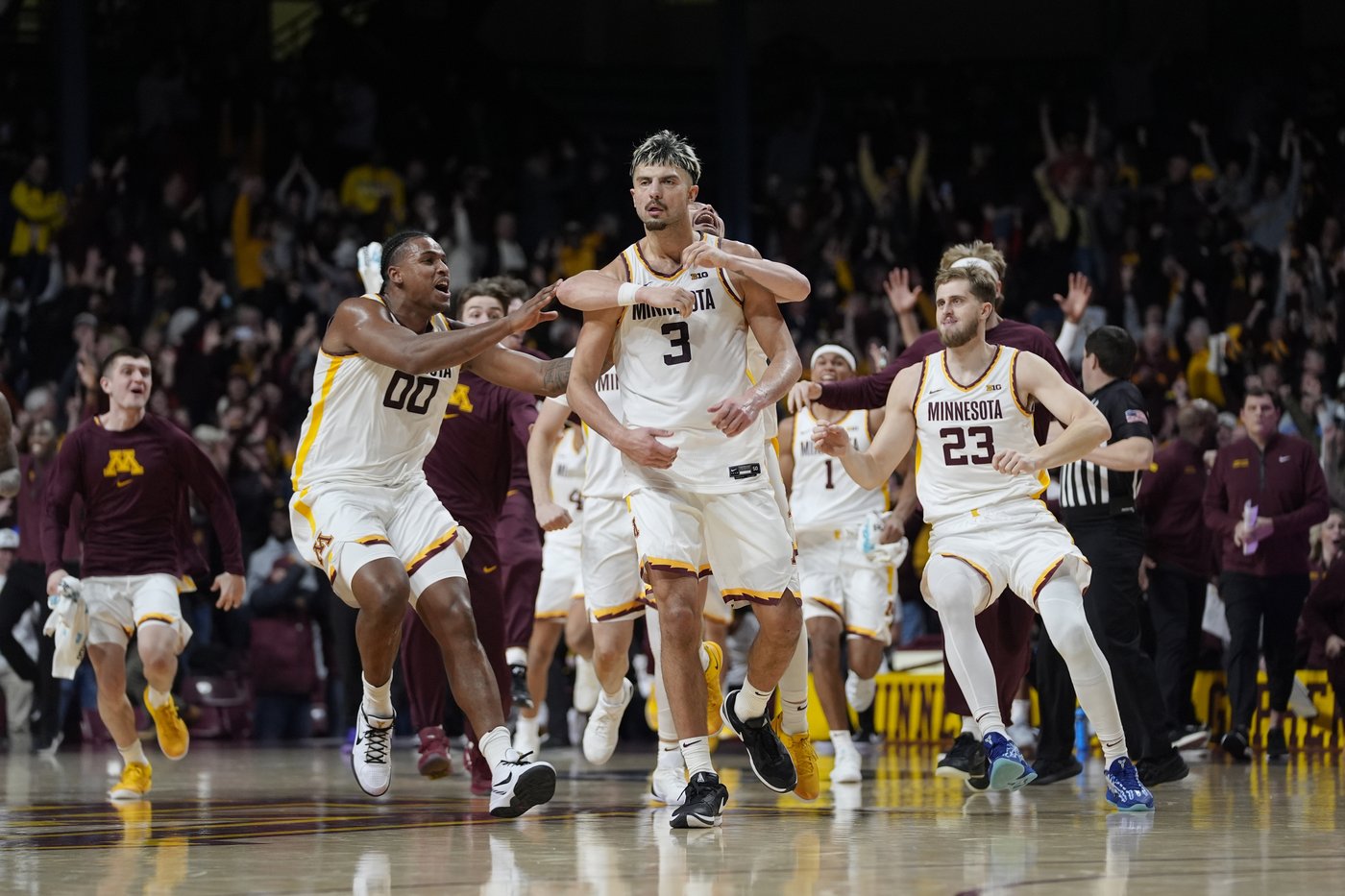Dawson Garcia hits 3-pointer from edge of logo to lift Minnesota past No. 20 Michigan in OT | iNFOnews.ca