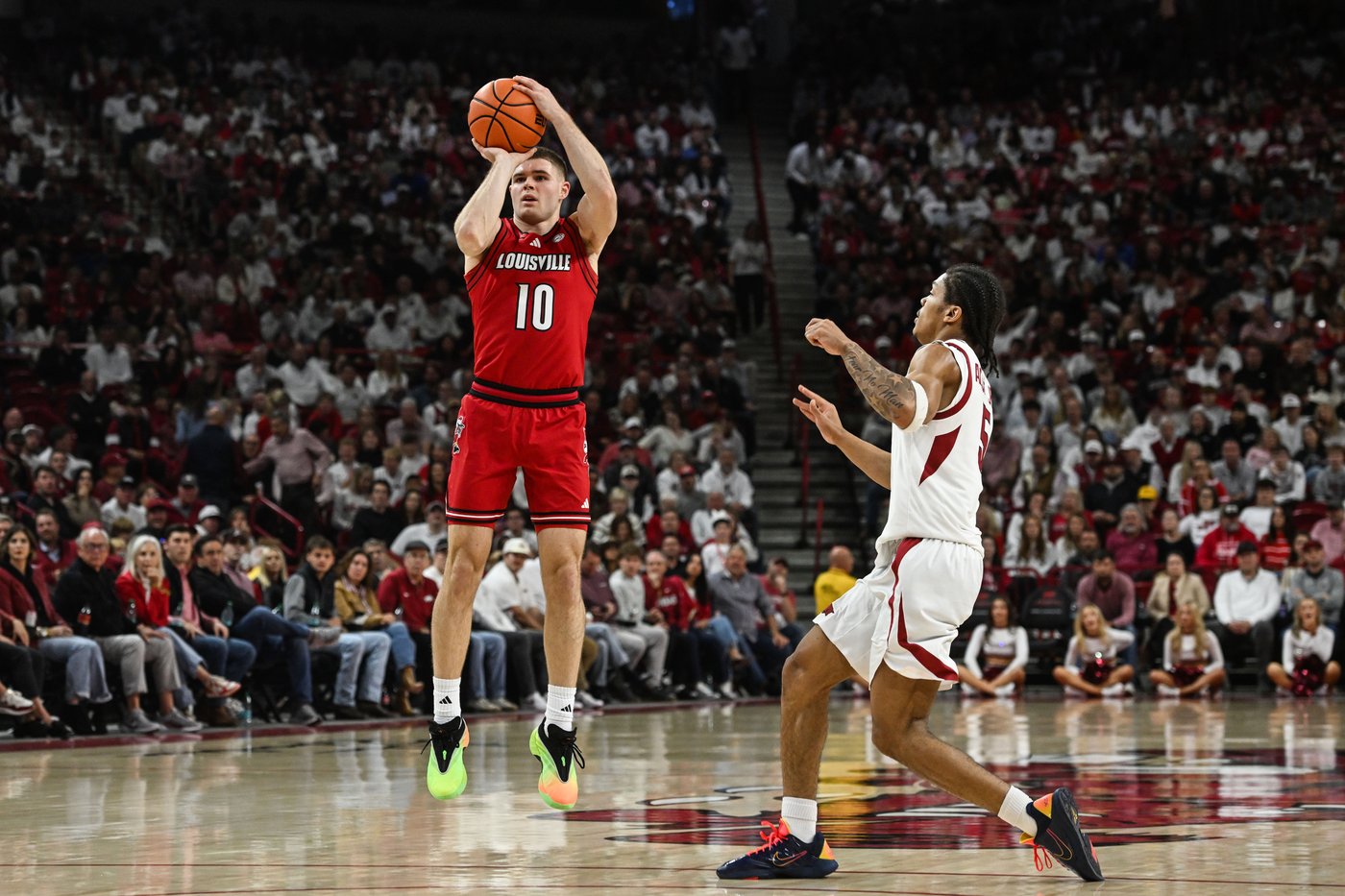 Brazile scores 21 points as No. 25 Arkansas hands No. 6 Louisville its 1st loss, 89-80 | iNFOnews.ca