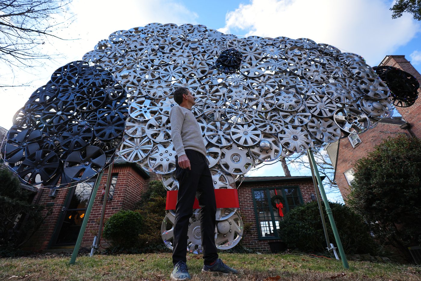 Baltimore cyclist finds joy in collecting lost hubcaps and stringing them into art | iNFOnews.ca