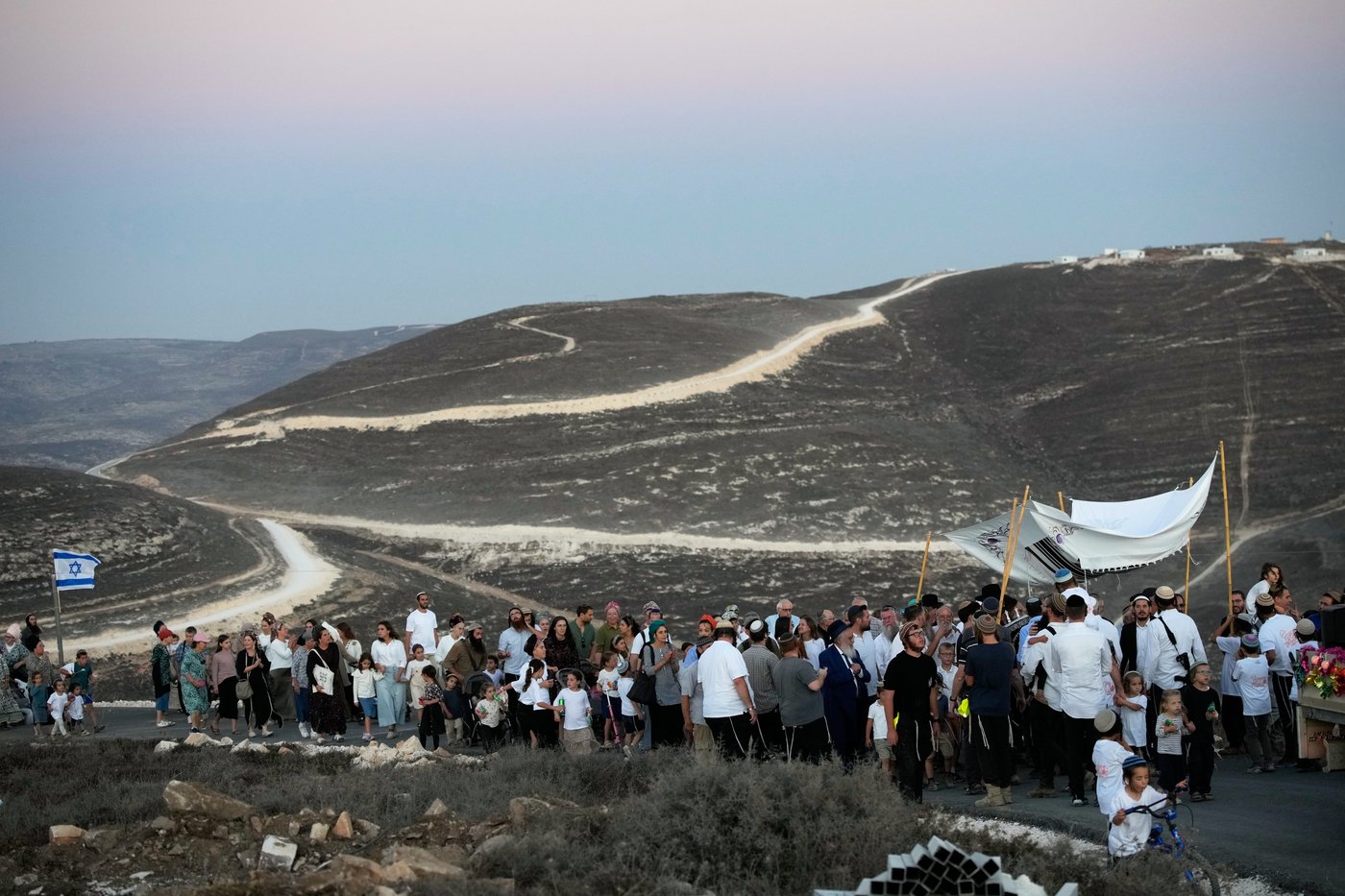 Israeli settlers, some armed, celebrate a new synagogue in the occupied West Bank, in photos | iNFOnews.ca
