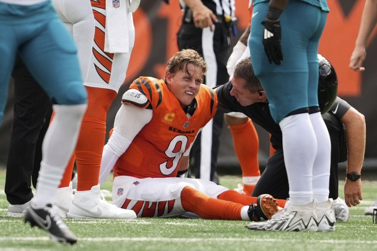 Bengals QB Joe Burrow leaves game with left ankle injury during 2nd quarter against Jaguars | iNFOnews.ca