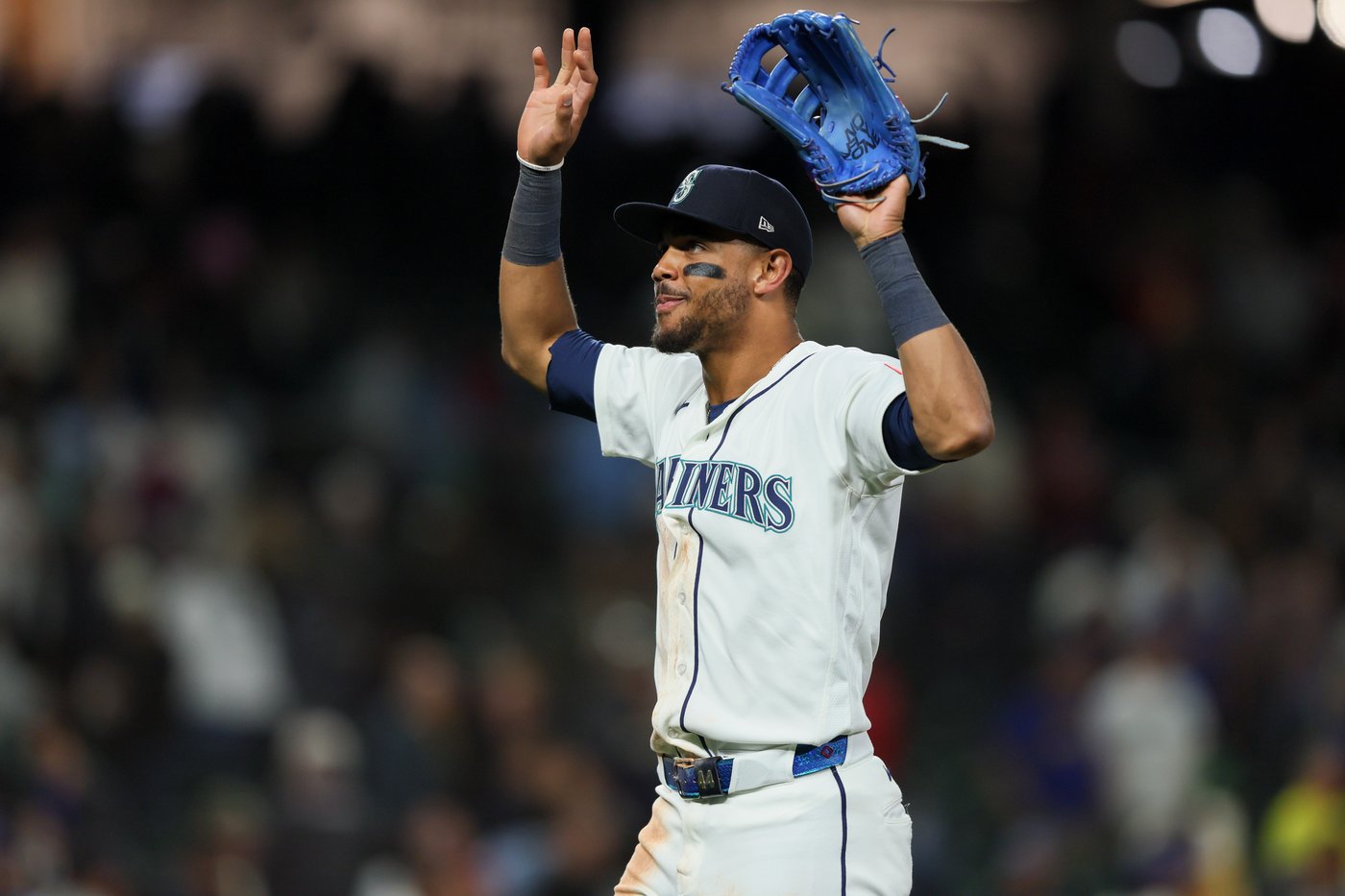 Mariners' Julio Rodríguez placed on 7-day injured list with concussion after being hit in helmet | iNFOnews.ca Mariners' Julio Rodríguez placed on 7-day injured list with concussion after being hit in helmet | iNFOnews.ca