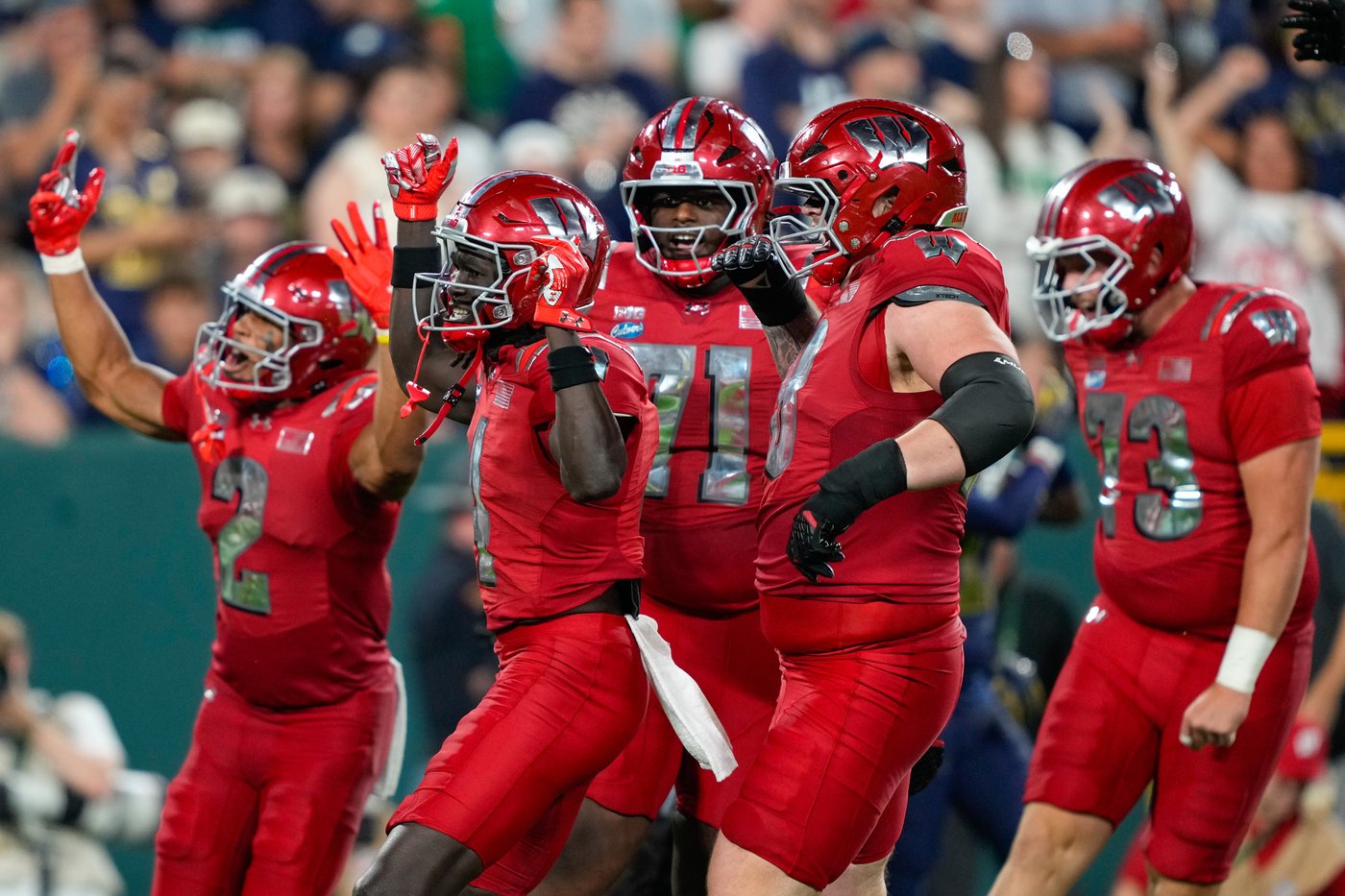 No. 4 Notre Dame overcomes sluggish start to beat Wisconsin 41-13 at Lambeau Field | iNFOnews.ca No. 4 Notre Dame overcomes sluggish start to beat Wisconsin 41-13 at Lambeau Field | iNFOnews.ca