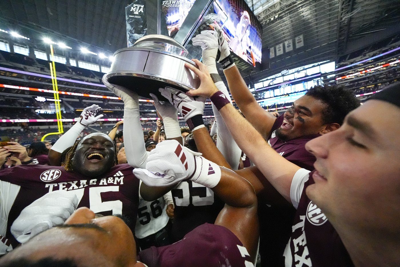 Marcel Reed throws for 2 touchdowns and runs for another in No. 24 Aggies' 21-17 win over Arkansas | iNFOnews.ca Marcel Reed throws for 2 touchdowns and runs for another in No. 24 Aggies' 21-17 win over Arkansas | iNFOnews.ca