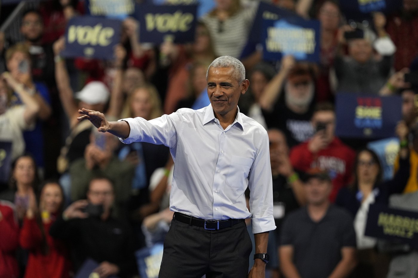 Obama and Walz urge Democrats to vote early in battleground Wisconsin | iNFOnews.ca