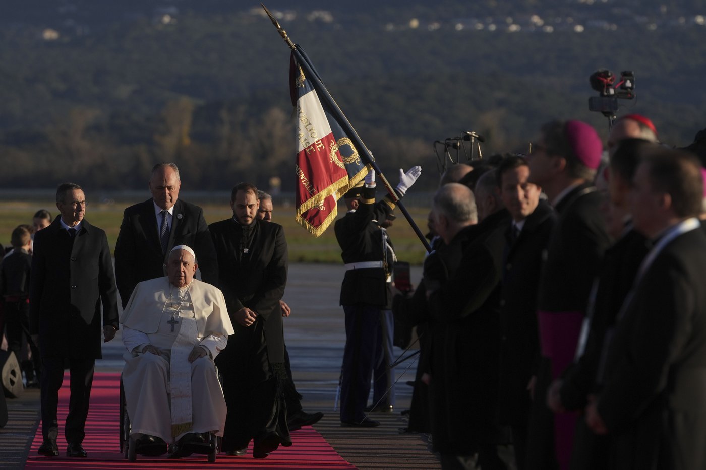 Pope Francis makes 1st papal visit to France's Corsica awash in expressions of popular piety | iNFOnews.ca