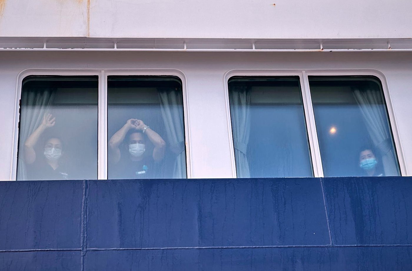 Passengers disembark from a hantavirus-stricken cruise ship, in photos | iNFOnews.ca