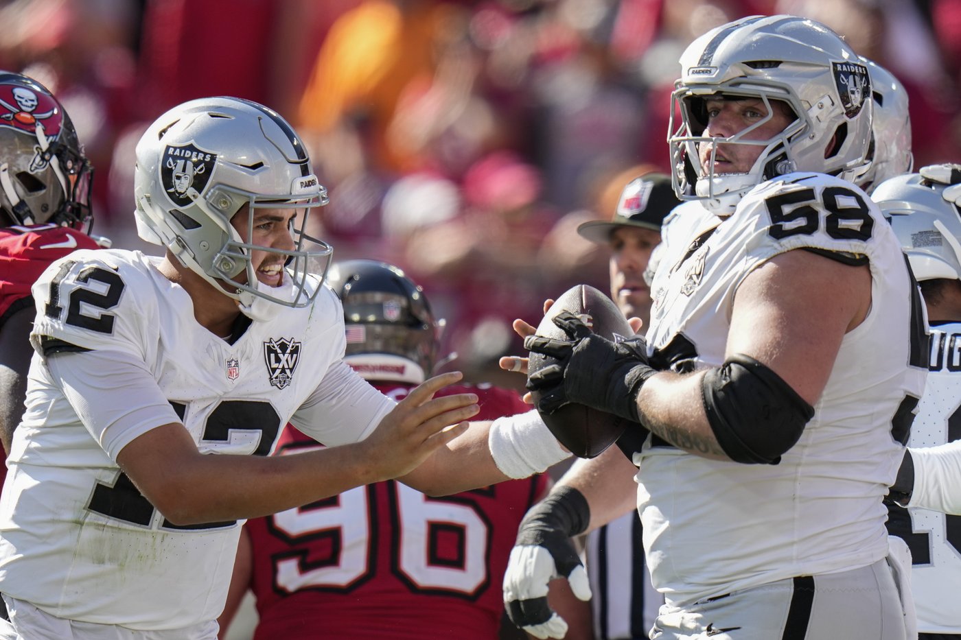 Baker Mayfield throws for 3 TDs, Bucs take over 1st in NFC South with 28-13 win over Raiders | iNFOnews.ca