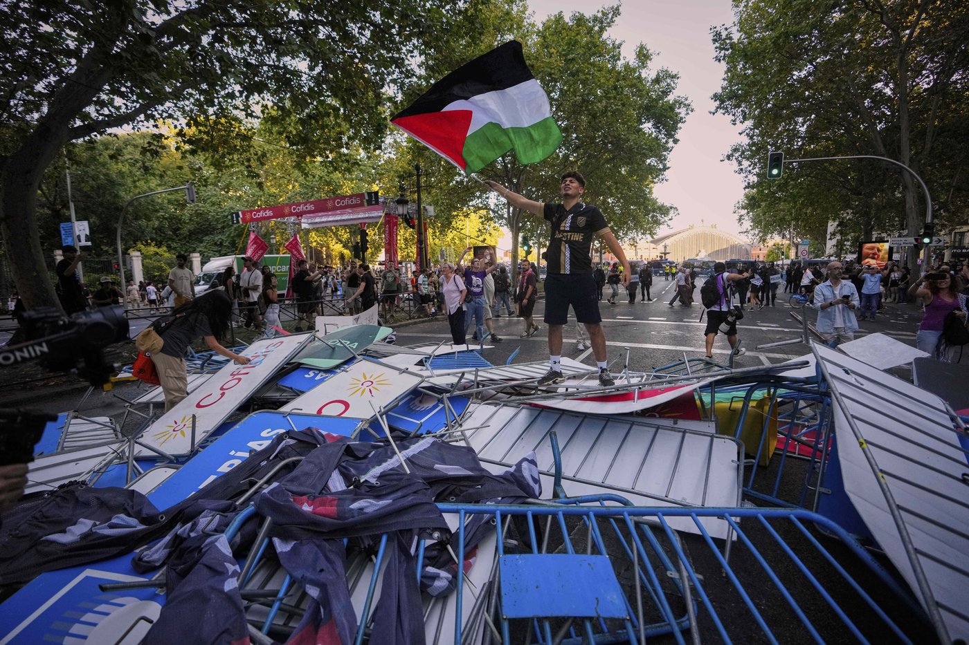 Authorities say over 100,000 at pro-Palestinian protests that forced early end to Spanish Vuelta | iNFOnews.ca