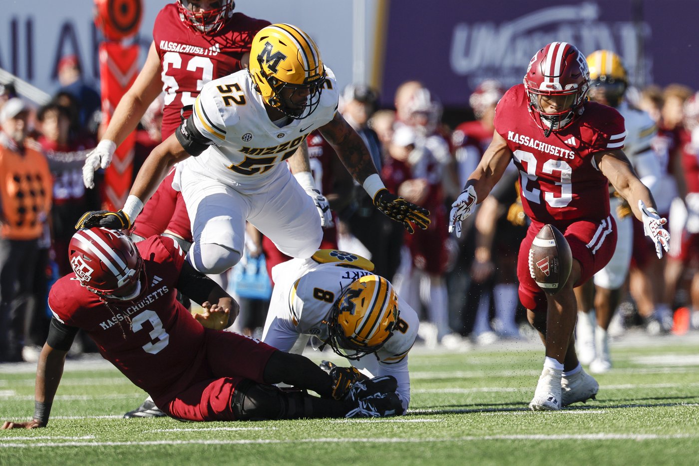 Luther Burden's long TD run gets No. 21 Missouri started in 45-3 rout of Minutemen | iNFOnews.ca Luther Burden's long TD run gets No. 21 Missouri started in 45-3 rout of Minutemen | iNFOnews.ca