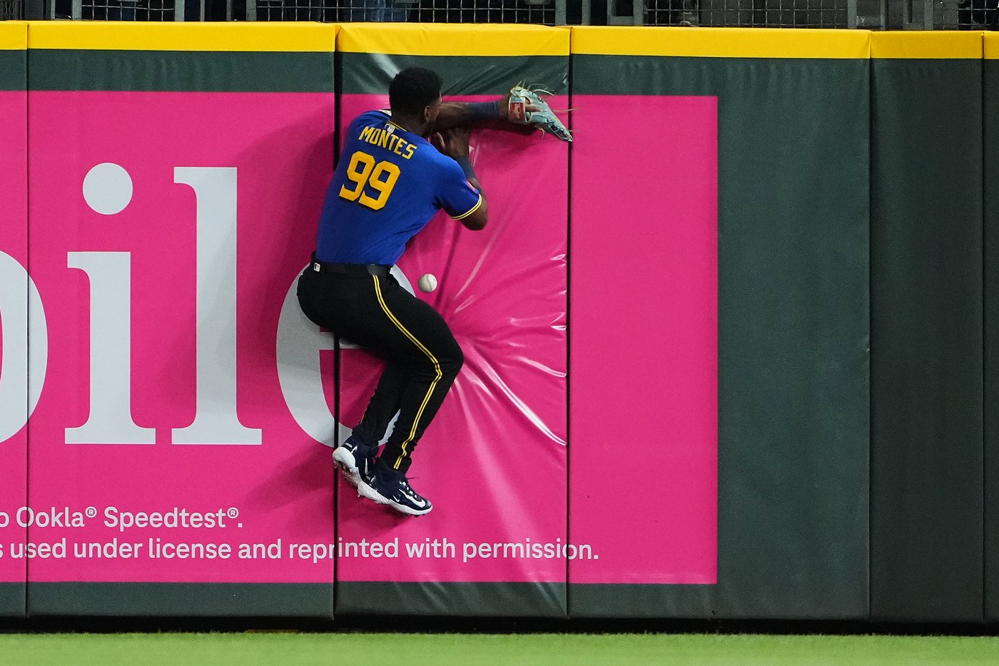 Athletics hit 4 home runs in 3rd inning of 7-6 victory over Mariners | iNFOnews.ca