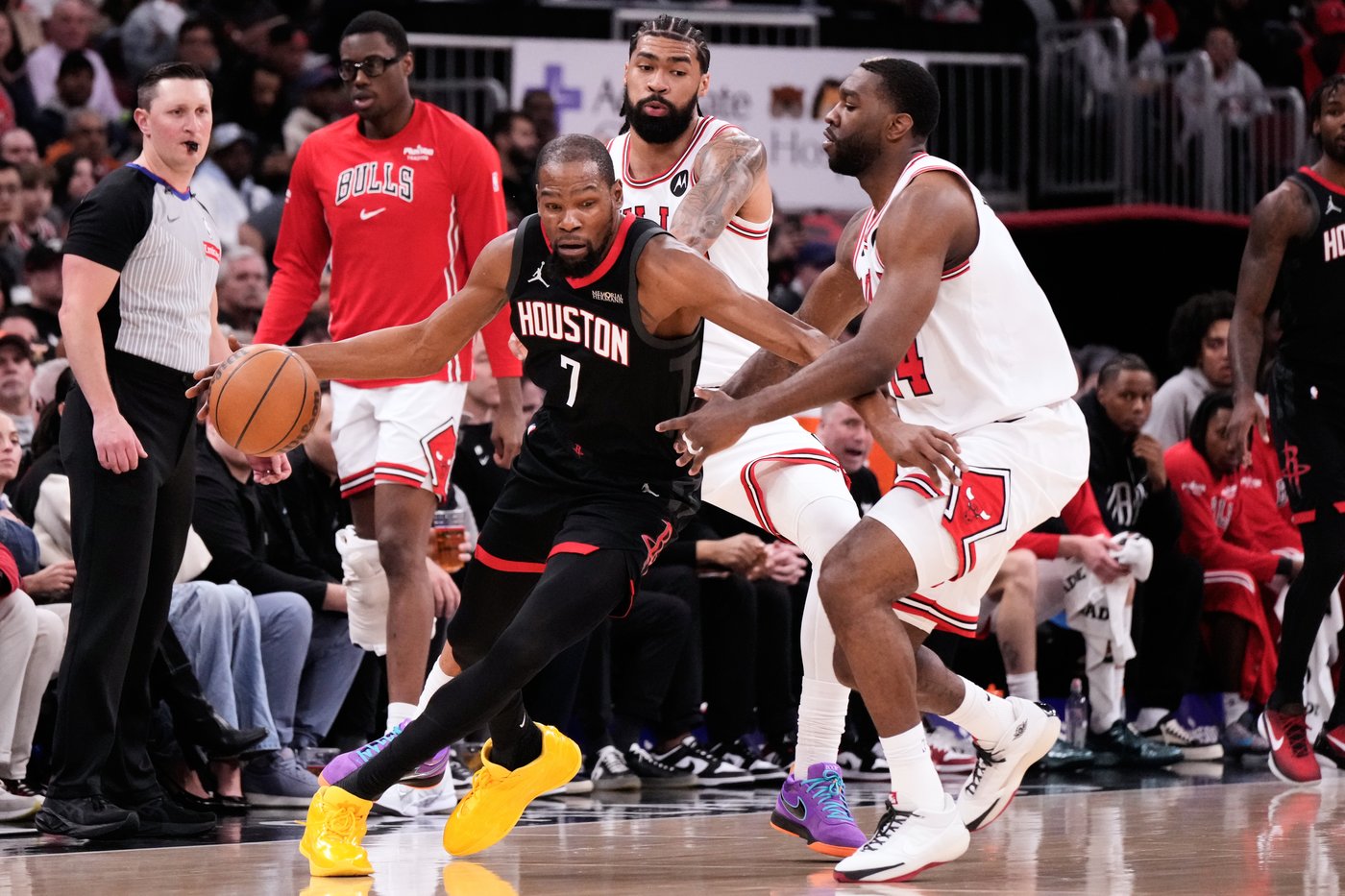 Bulls race to 20-point lead in 1st quarter, hang on to beat the Rockets 132-124 | iNFOnews.ca