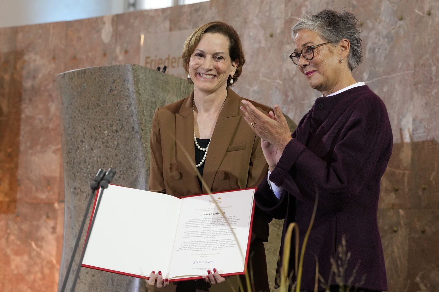 US writer Anne Applebaum appeals for arms for Ukraine as she accepts German peace prize | iNFOnews.ca