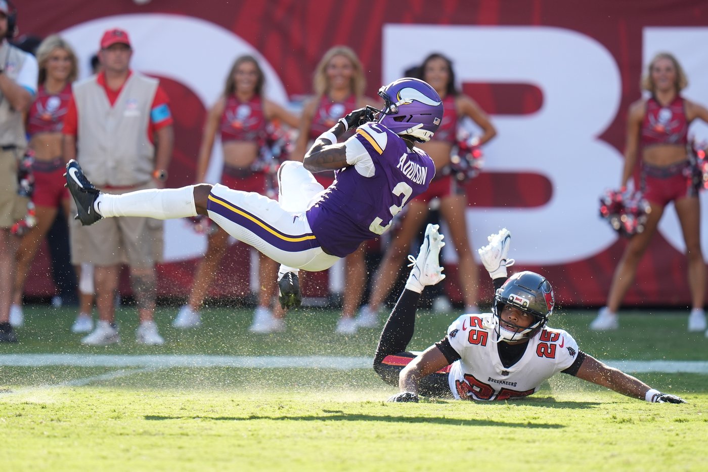 Vikings beat Buccaneers 23-16 but lose Jefferson to injury. Bucs' Mayfield dislocates thumb | iNFOnews.ca Vikings beat Buccaneers 23-16 but lose Jefferson to injury. Bucs' Mayfield dislocates thumb | iNFOnews.ca