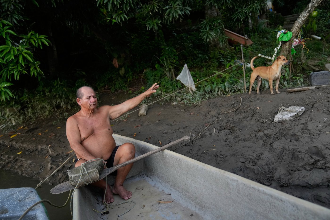 Photos show hippos introduced to Colombia by Pablo Escobar as the nation debates their fate | iNFOnews.ca