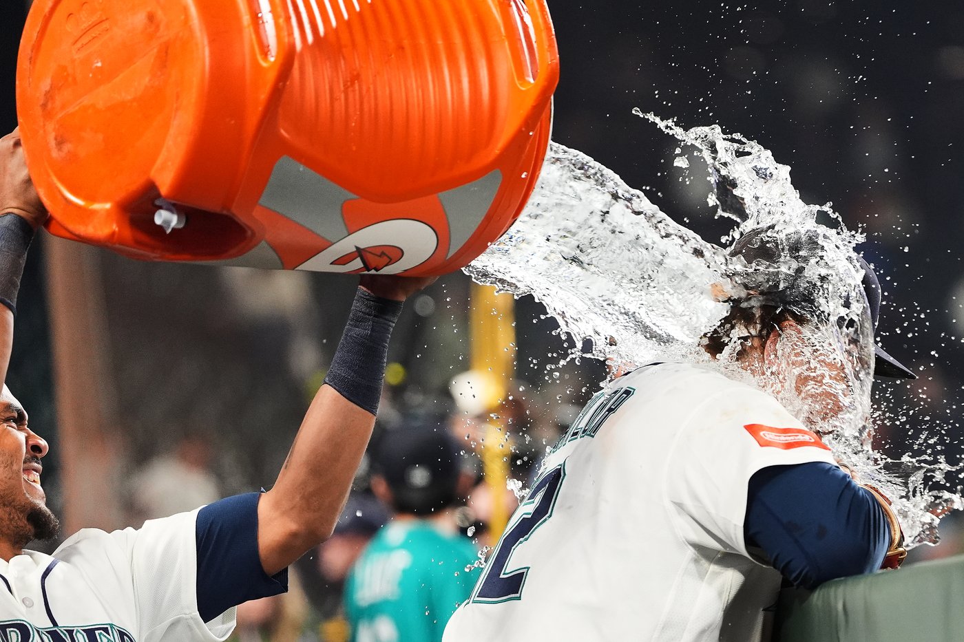 Mariners rally past Astros 6-5 in 10 innings to keep faint playoff hopes alive | iNFOnews.ca