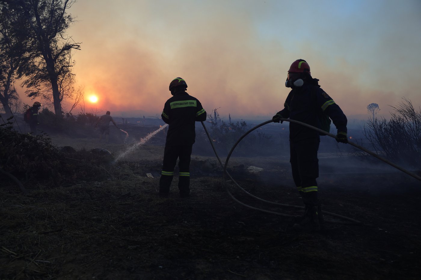 Wildfire burns through northern suburb of Greece's capital Athens and residents are told to evacuate | iNFOnews.ca