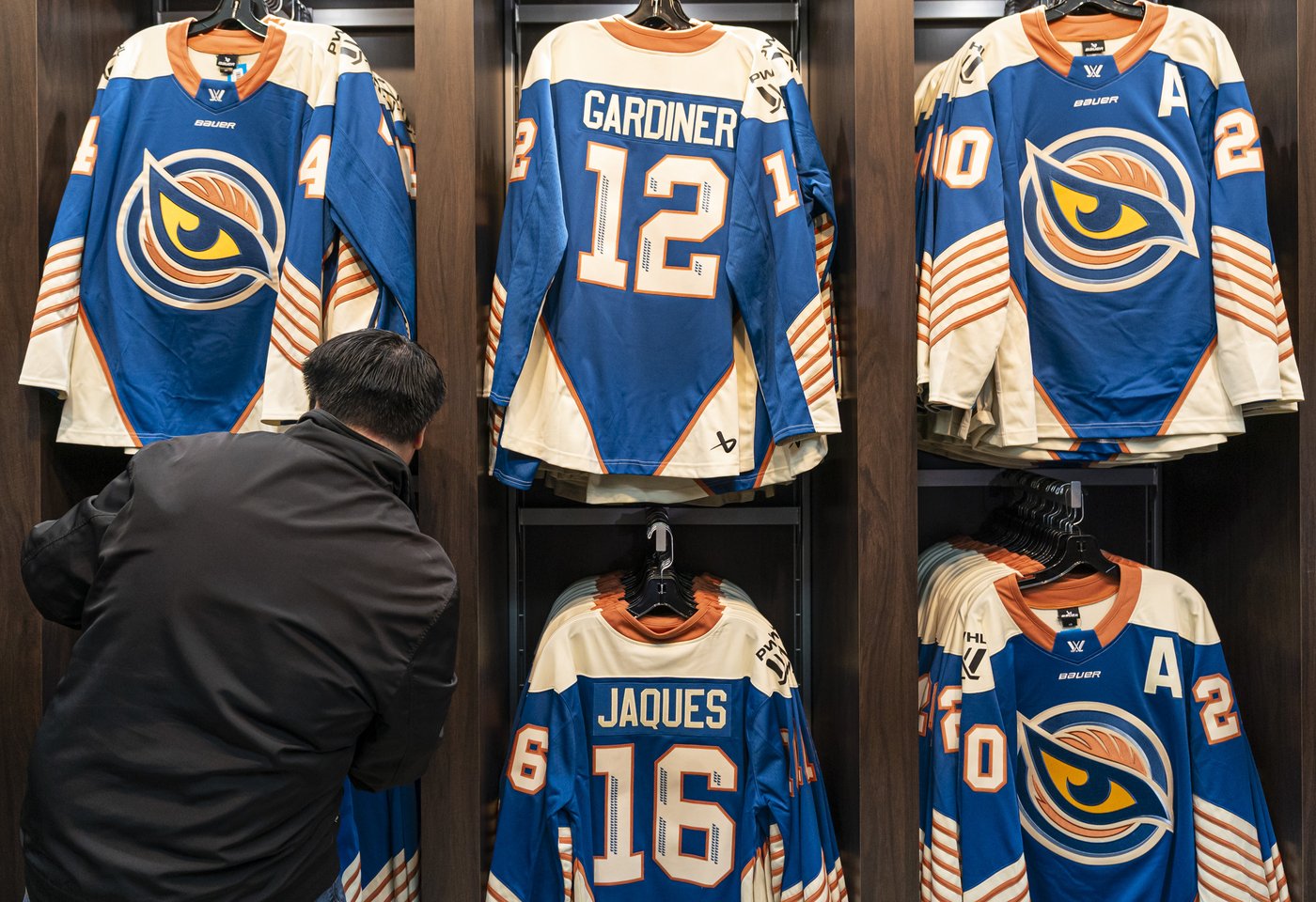 Vancouver Goldeneyes unveil new jerseys featuring team's logo | iNFOnews.ca Vancouver Goldeneyes unveil new jerseys featuring team's logo | iNFOnews.ca