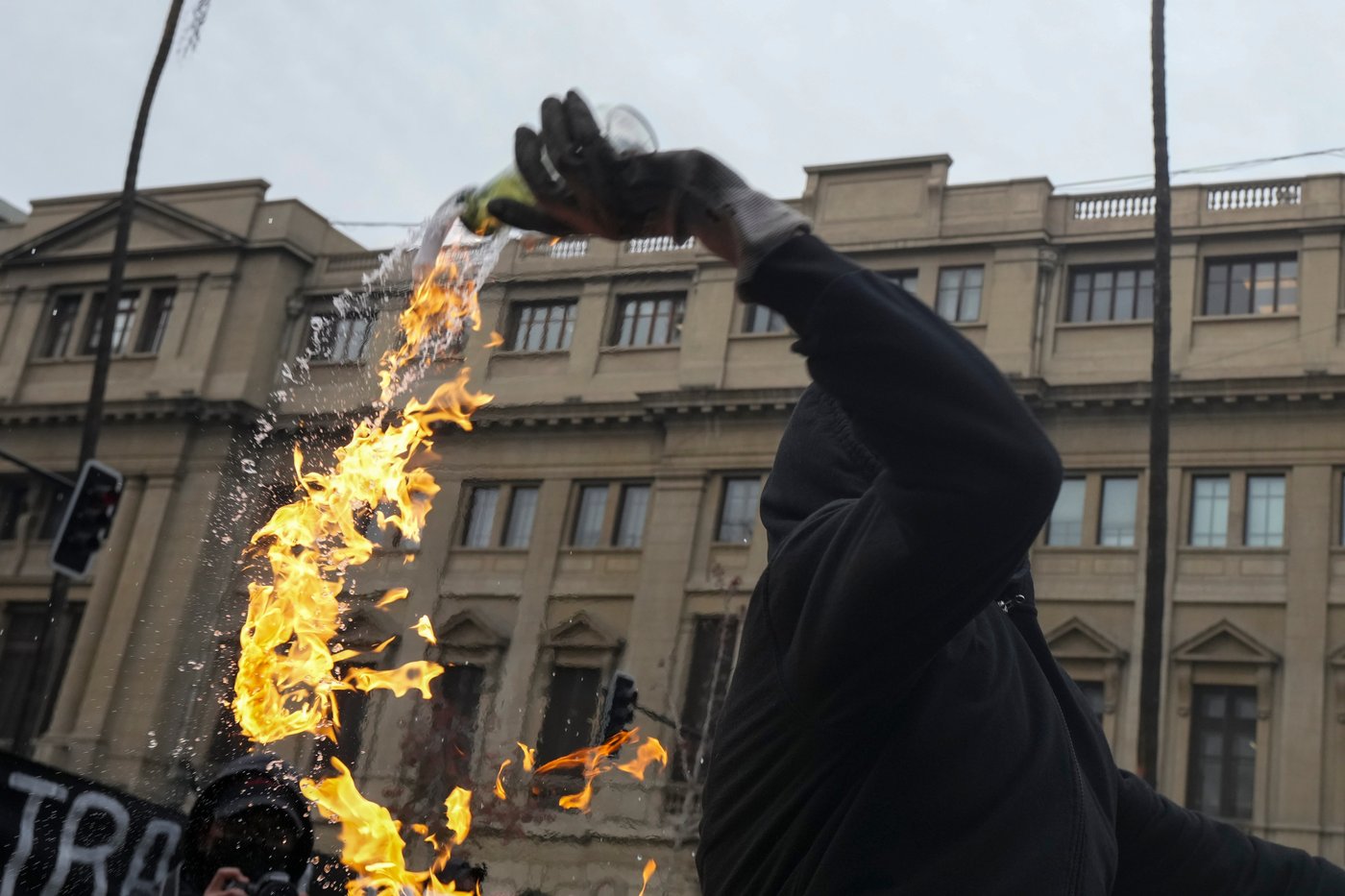 Protesters clash with police in Chile's capital over President Kast’s education cuts | iNFOnews.ca