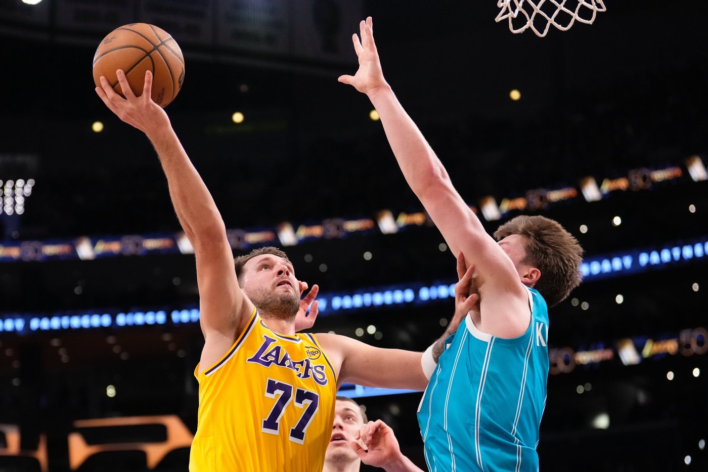 LaMelo Ball hits 9 3-pointers to lead Hornets to surprising 135-117 win over Luka's Lakers | iNFOnews.ca