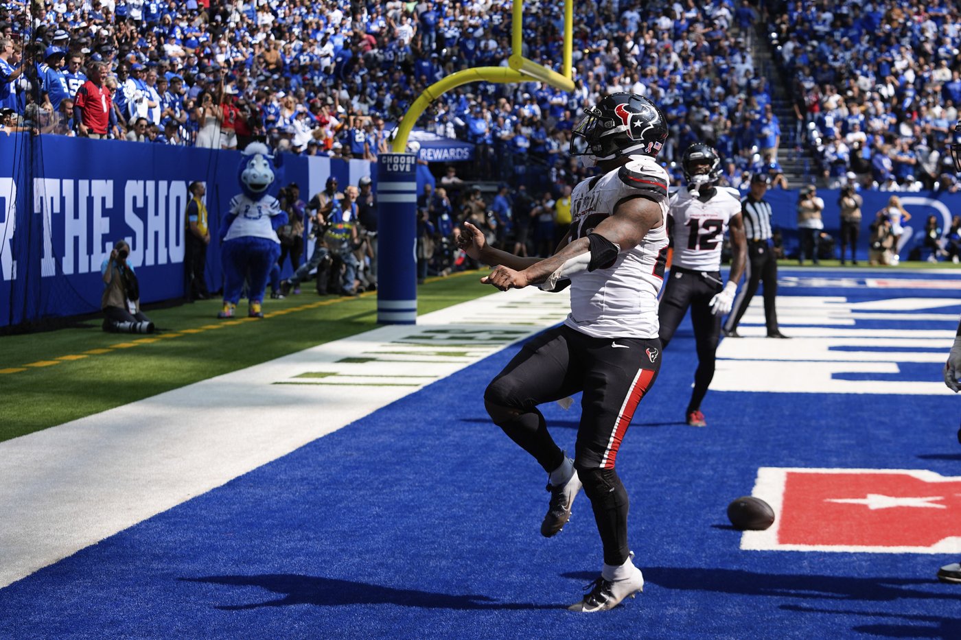 Texans running back Joe Mixon won't play Sunday against Vikings because of ankle injury | iNFOnews.ca