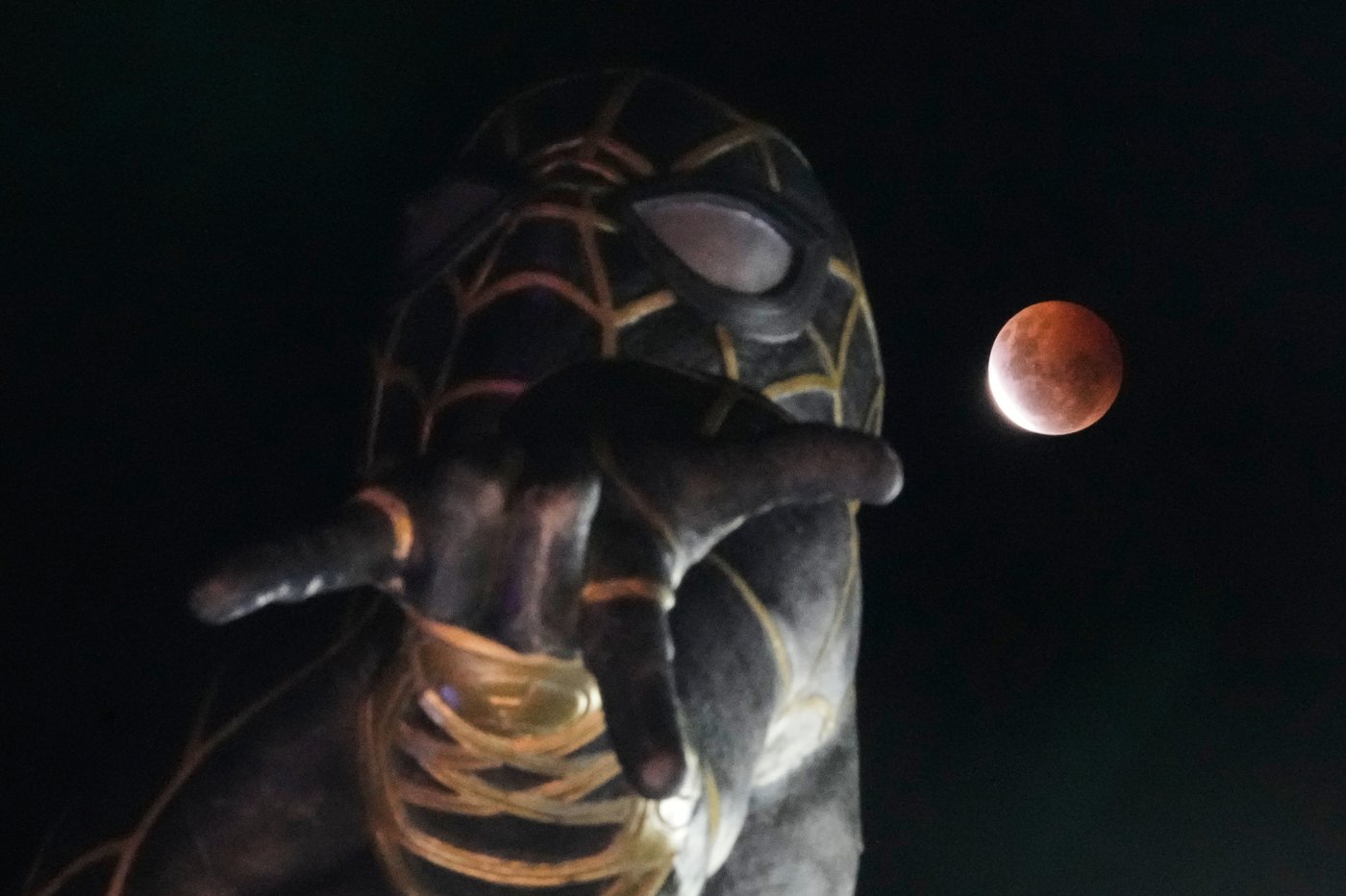 A lunar eclipse lights up skies across the Americas. in photos | iNFOnews.ca