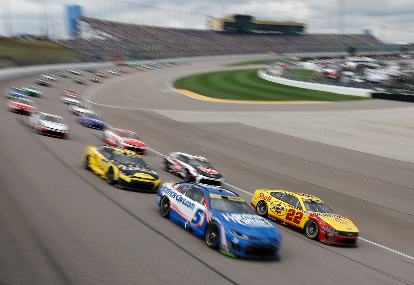 Kyle Larson passes Chase Briscoe with 7 laps left to win for the fourth time at Kansas Speedway | iNFOnews.ca Kyle Larson passes Chase Briscoe with 7 laps left to win for the fourth time at Kansas Speedway | iNFOnews.ca