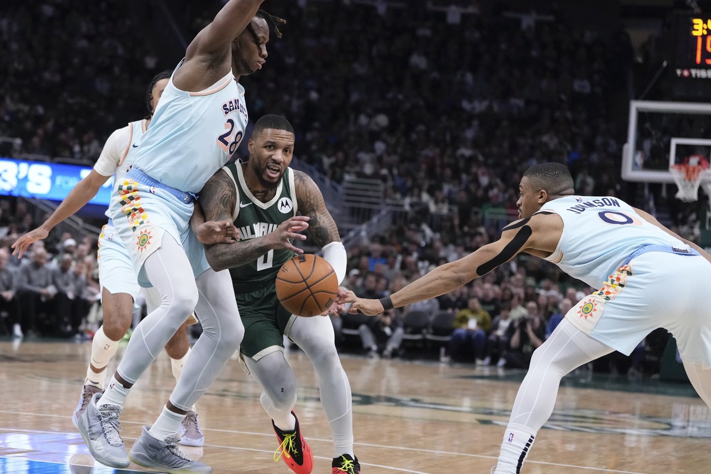 Lillard scores 26 points, Antetokounmpo adds 25 points and 16 rebounds as Bucks beat Spurs 121-105 | iNFOnews.ca