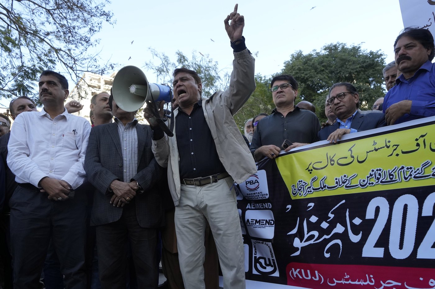 Pakistani journalists protest after Senate passes bill allowing control over social media content | iNFOnews.ca
