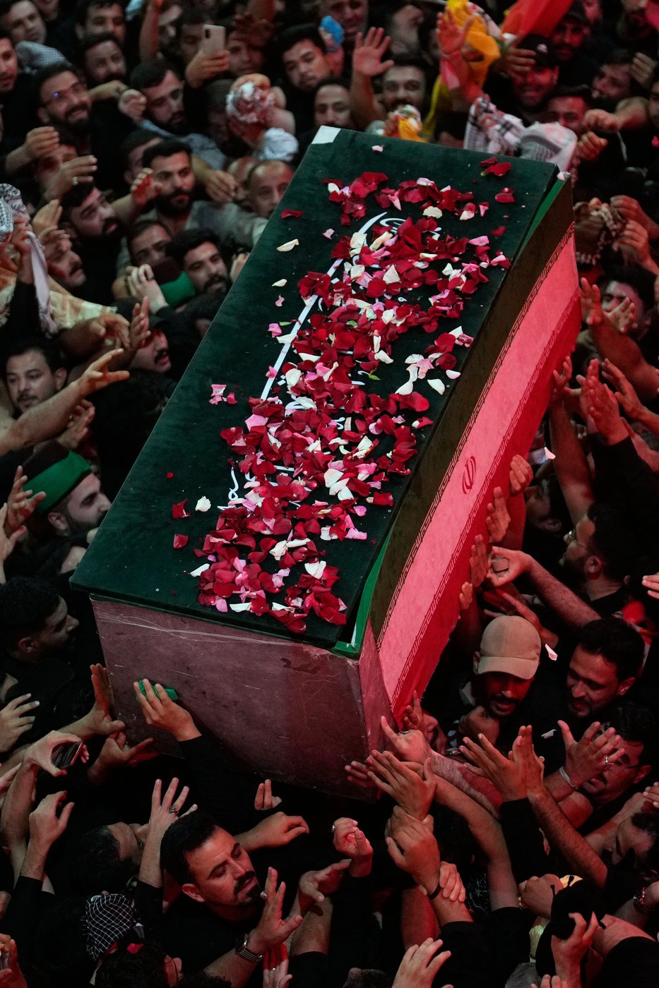 See the world in vertical: Top photos by AP photojournalists | iNFOnews.ca