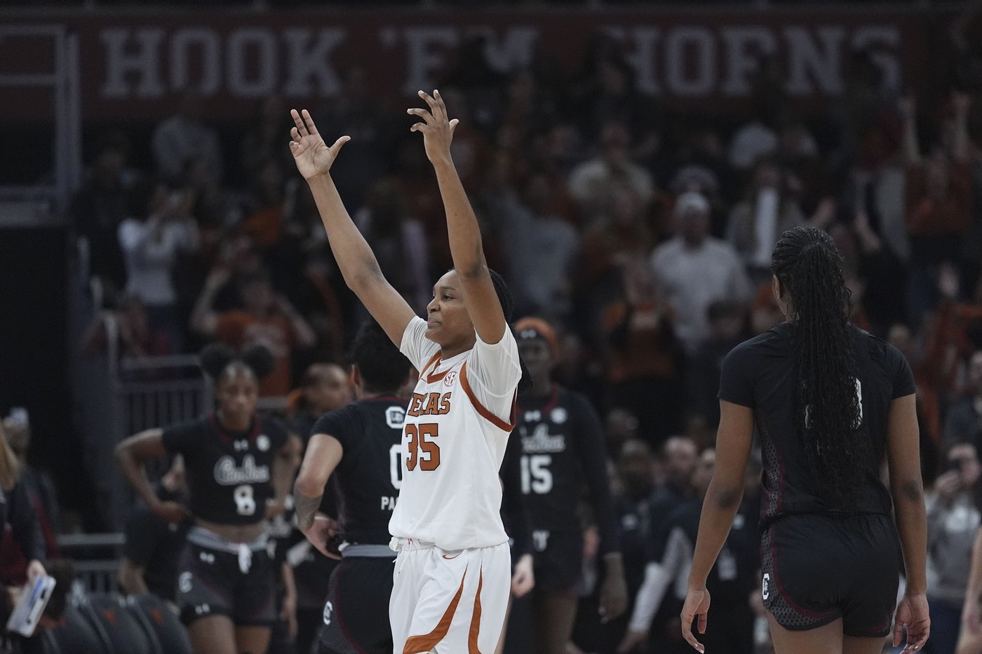 No. 2 South Carolina's 57-game run in regular-season SEC games ends in 66-62 loss to No. 4 Texas | iNFOnews.ca