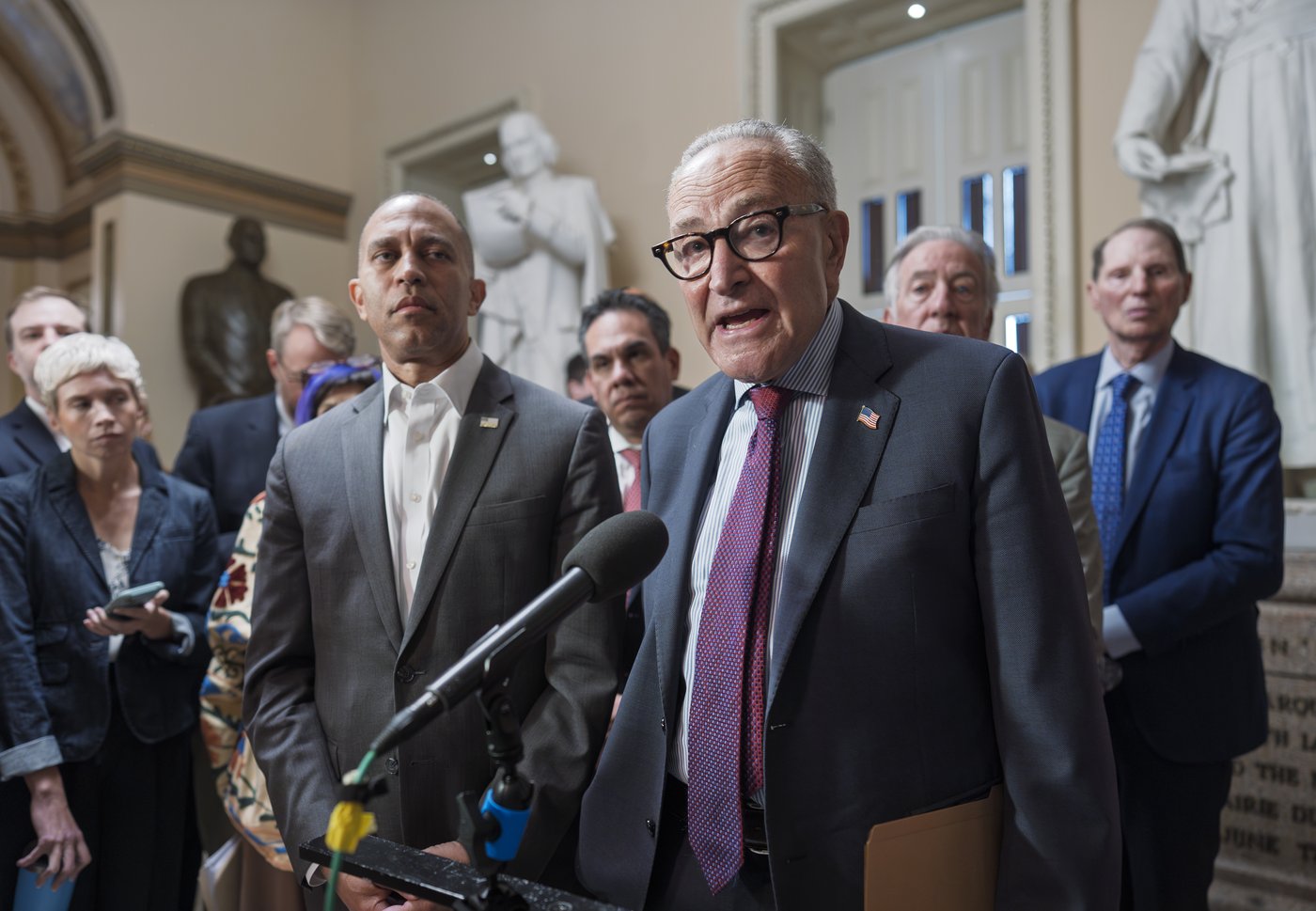 Trump to meet with Schumer and Jeffries as government shutdown risk looms | iNFOnews.ca