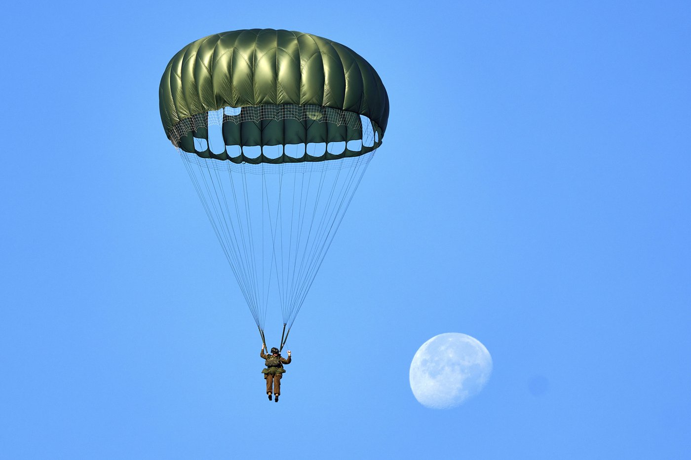 Hundreds of parachutists drop over Dutch heath to commemorate World War II operation | iNFOnews.ca Hundreds of parachutists drop over Dutch heath to commemorate World War II operation | iNFOnews.ca