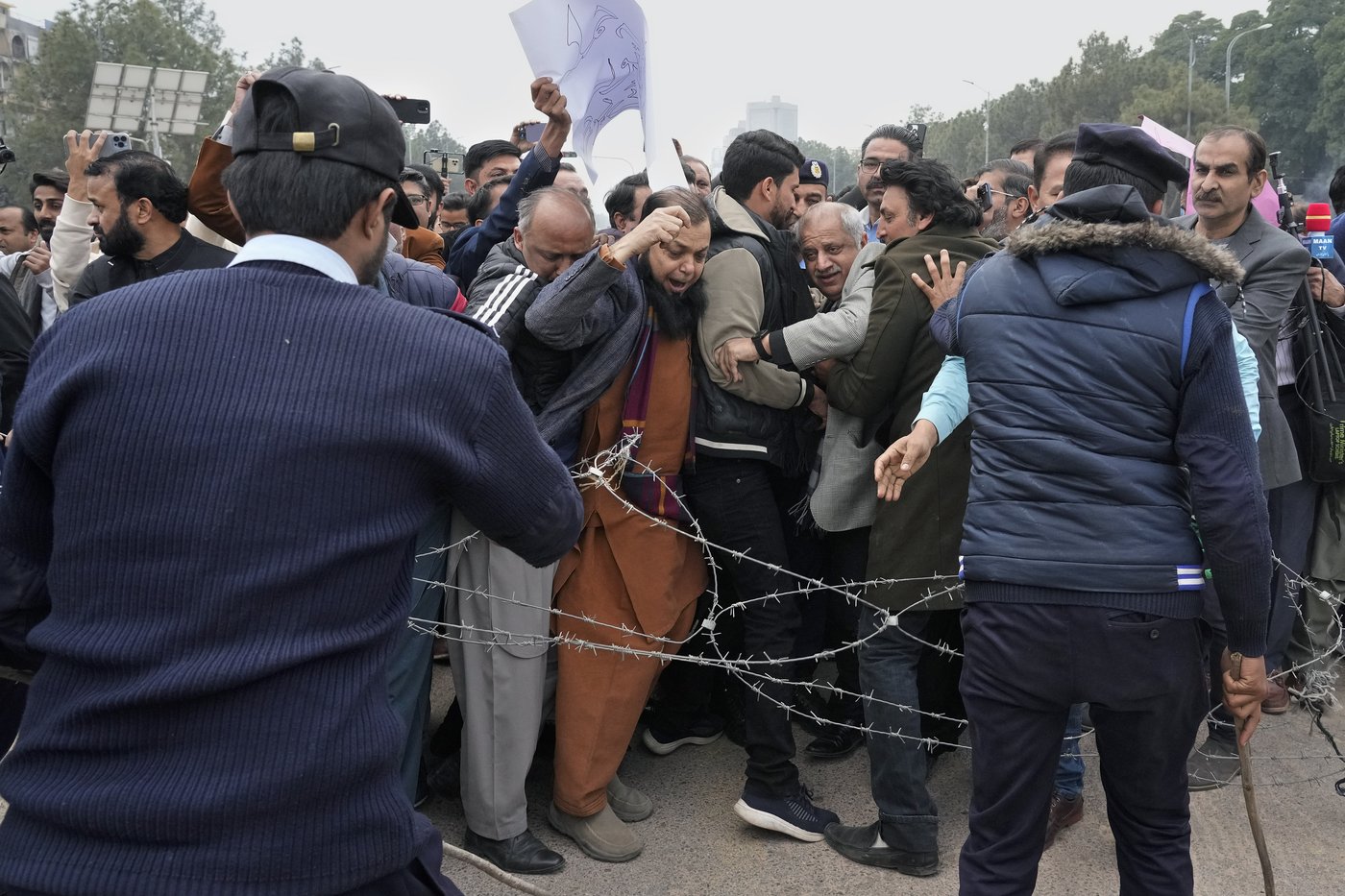 Pakistani journalists protest after Senate passes bill allowing control over social media content | iNFOnews.ca