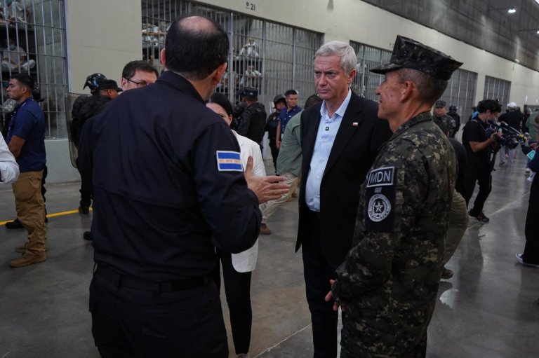Chile's far-right president-elect visits El Salvador mega-prison, plans to talk security with Bukele | iNFOnews.ca