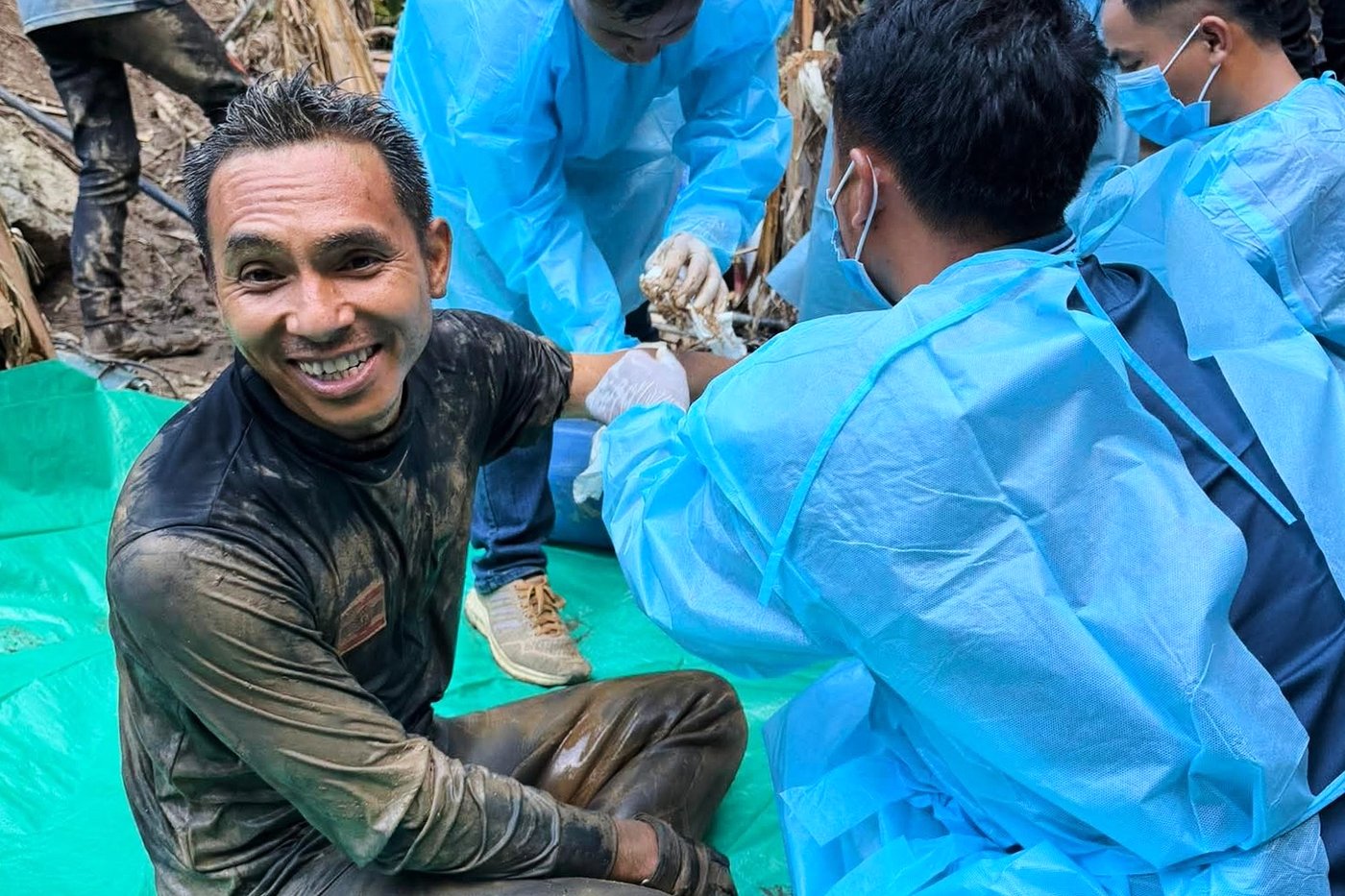 Divers find 5 villagers alive in a flooded cave in Laos after more than a week trapped in darkness | iNFOnews.ca Divers find 5 villagers alive in a flooded cave in Laos after more than a week trapped in darkness | iNFOnews.ca