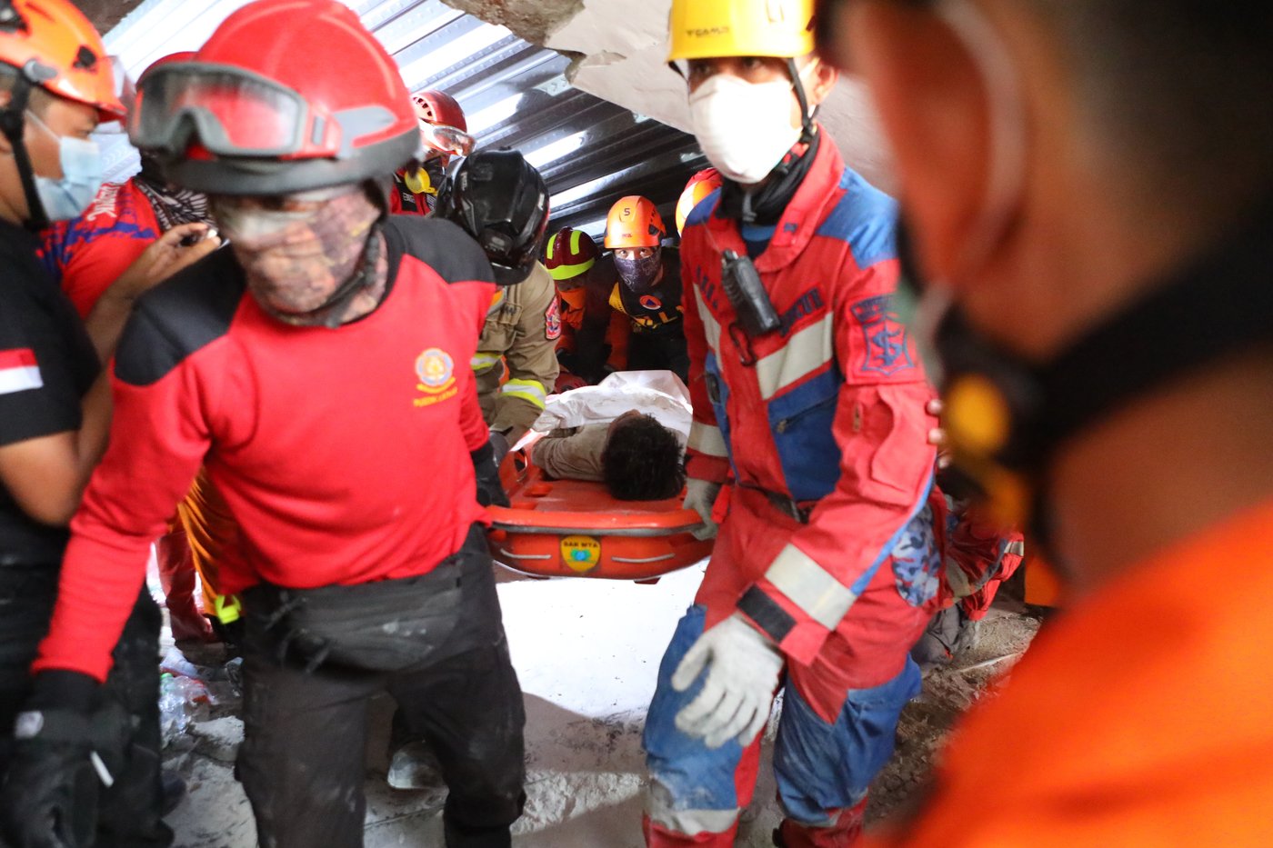Rescuers chip away debris with hand tools to save those trapped in Indonesia school collapse | iNFOnews.ca