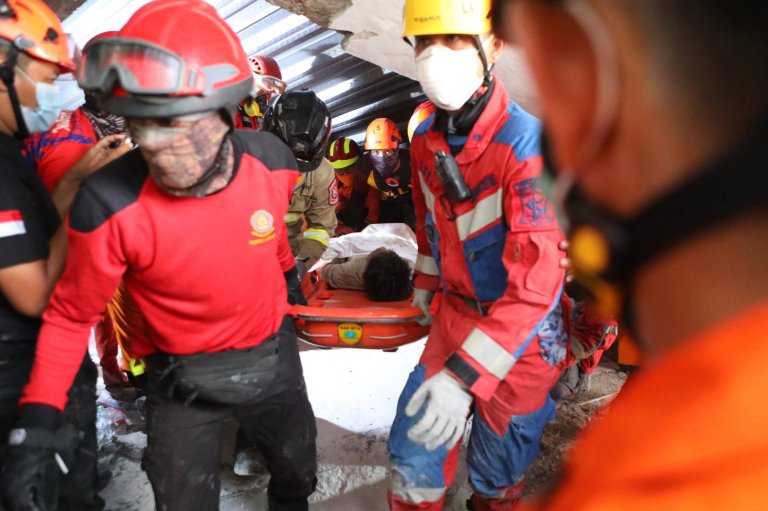 Rescuers chip away debris with hand tools to save those trapped in Indonesia school collapse | iNFOnews.ca