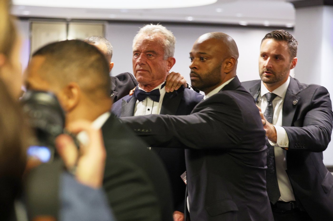 Trump safe after he is evacuated following shooting at Washington journalists' dinner, in photos | iNFOnews.ca