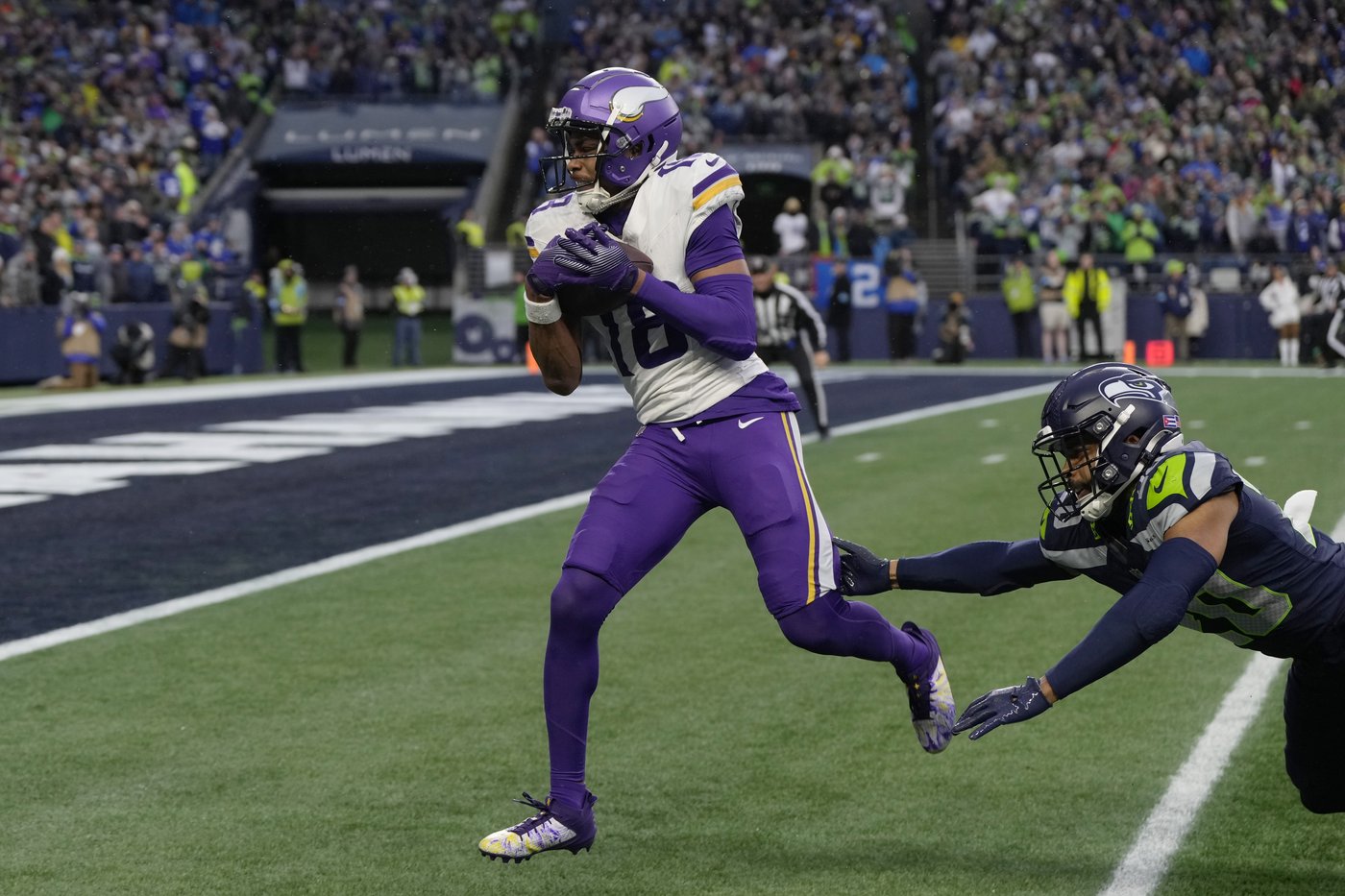 Sam Darnold and Justin Jefferson lead surging Vikings past Seahawks 27-24 | iNFOnews.ca